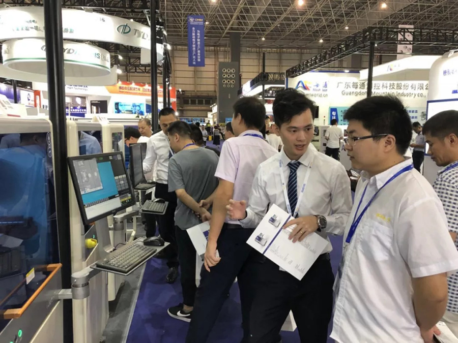 ag贵宾厅坚持自主创新，多部设备首次公开亮相 | 电子制造自动化展报道